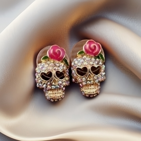 BETSEY JOHNSON EL DIA DE LOS MUERTOS SKULL EARRINGS 1 - Picture 2 of 3